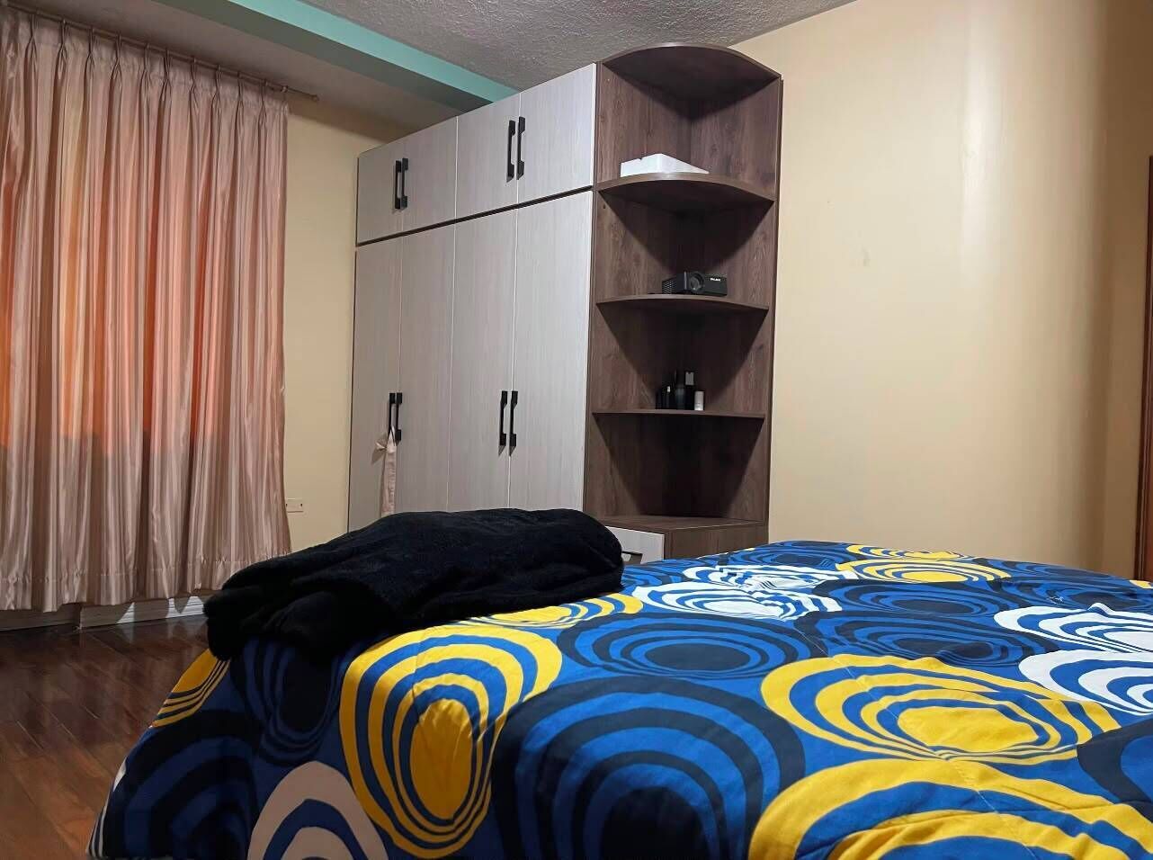 4 habitaciones, tabla de planchar con plancha, wifi y ropa de cama 