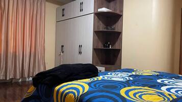 4 habitaciones, tabla de planchar con plancha, wifi y ropa de cama