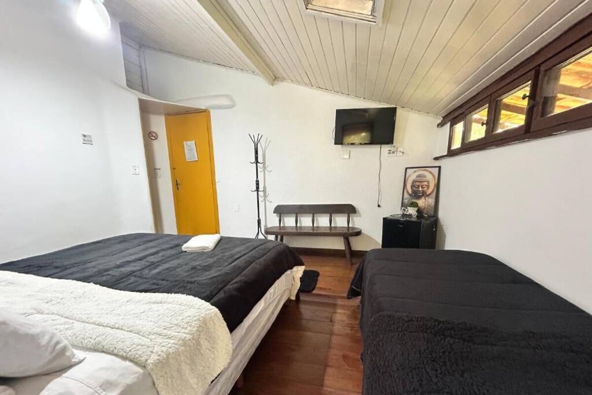 Suite, hageutsikt | Minibar, skrivebord, wi-fi (inkludert) og individuelt dekorert