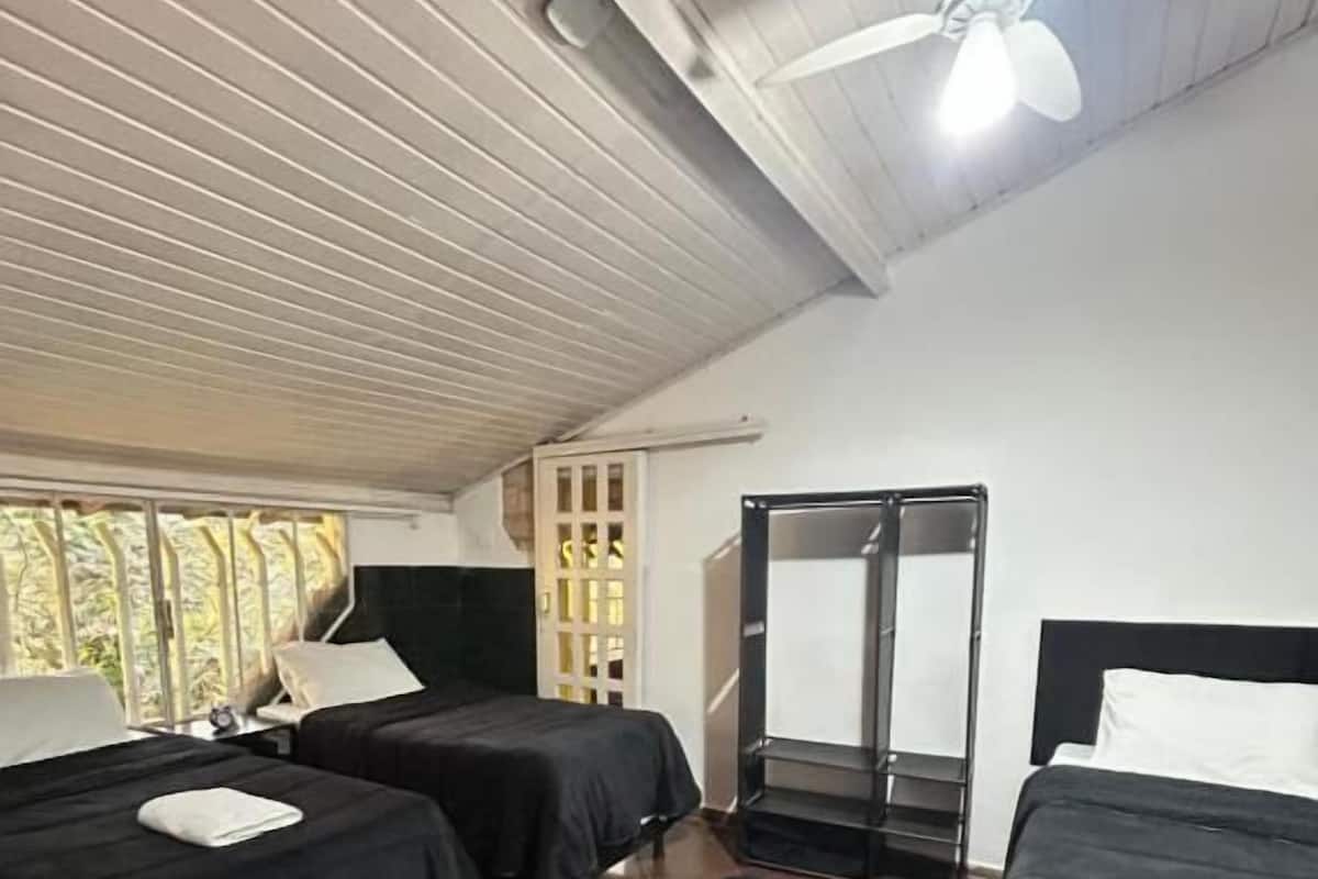 Suite, hageutsikt | Minibar, skrivebord, wi-fi (inkludert) og individuelt dekorert