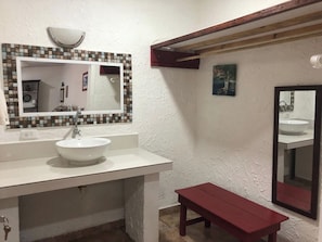 Een douche, handdoeken, toiletpapier
