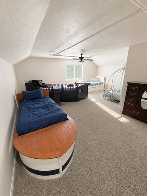 6 bedrooms, iron/ironing board, WiFi, bed sheets