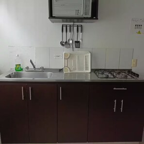 Een koffiezetapparaat/waterkoker, een koelkast, een magnetron