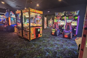 Ein Spielhallenparadies mit Krabschlingen und Rennsimulatoren.