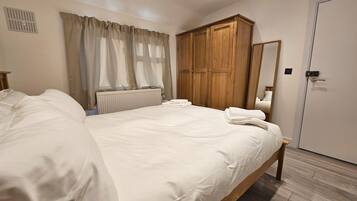 5 bedrooms, iron/ironing board, free WiFi, bed sheets