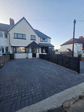 Exterior - Large 5 Bed Room 3 Bath Room Property in London with Parking Space for 3 Cars (Carshalton)