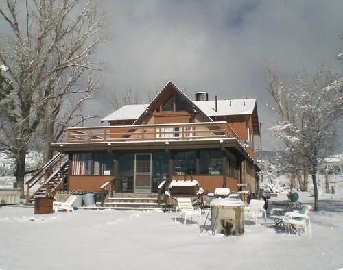 Mountain Chalet next to Angeles National Forrest and near Hard Rock Casino Tejon