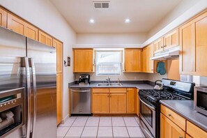 Private kitchen - Garage+Walk Everywhere+Old Town Charm+ 3 Patios (Albuquerque)