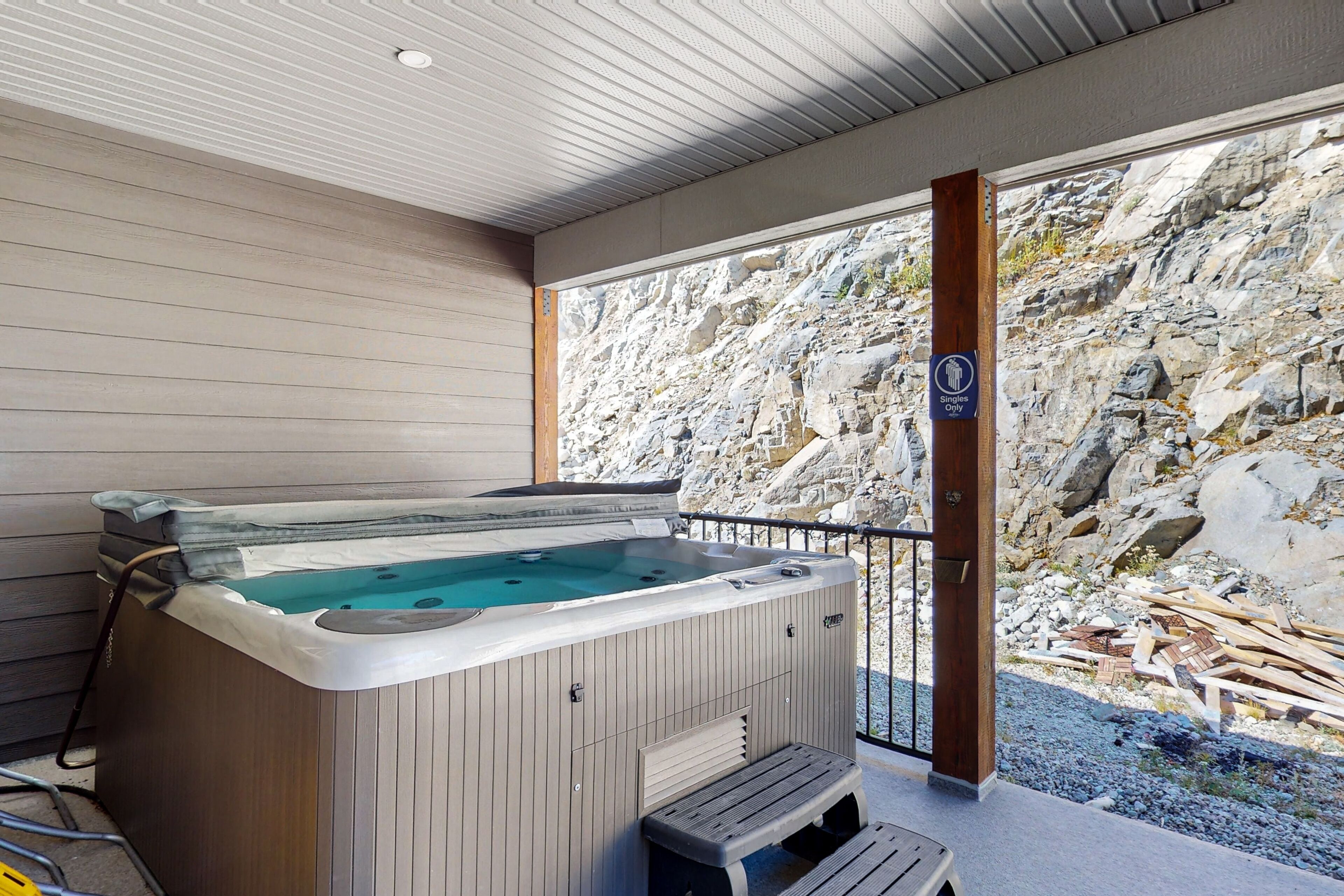 Townhome | Outdoor spa tub