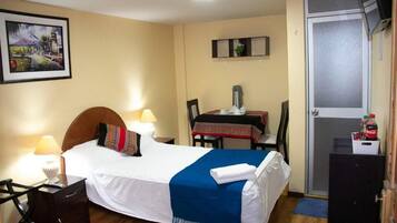 Double Room | Meja, ruang kerja komputer riba, Wi-fi percuma