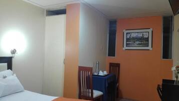 Double Room | Meja, ruang kerja komputer riba, Wi-fi percuma
