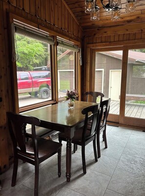 Dining - Lake Michigan Retreat Beach Access • Fire Pit • (Escanaba)