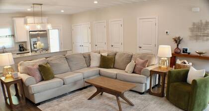 The Bodda Getta Bungalow! Centrally Located 3 Bedroom Townhome in Auburn/Opelika