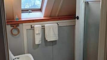 Toalhas de banho, sabonete, papel higiênico