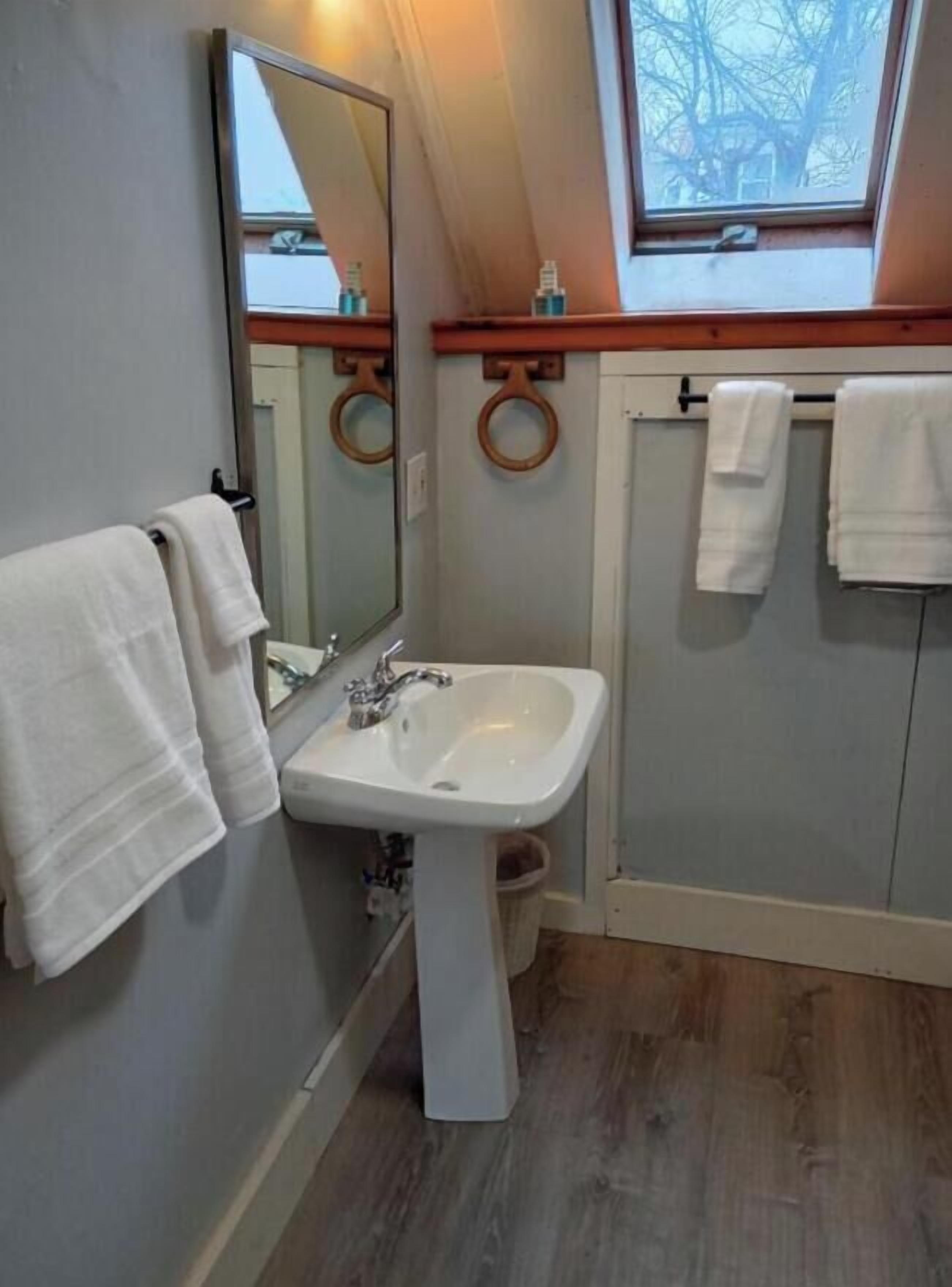 Serviettes fournies, savon, papier toilette