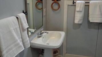 Serviettes fournies, savon, papier toilette