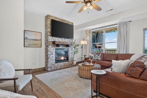 Living area - Luxe 4BR-4BA, Branson Retreat with Lake Views, Pools + Pickleball (Branson)