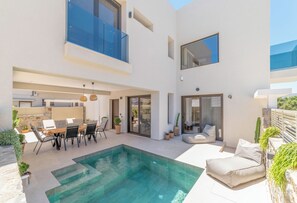 A modern house with a swimming pool, outdoor seating, and a patio area. - Villa Penelope, Heraklion, Crete, Gazi (Gazi)