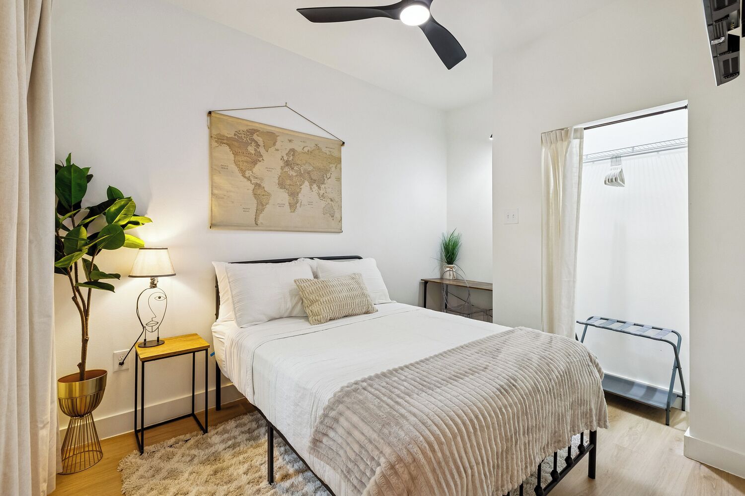3 habitaciones, escritorio, tabla de planchar con plancha y wifi gratis 