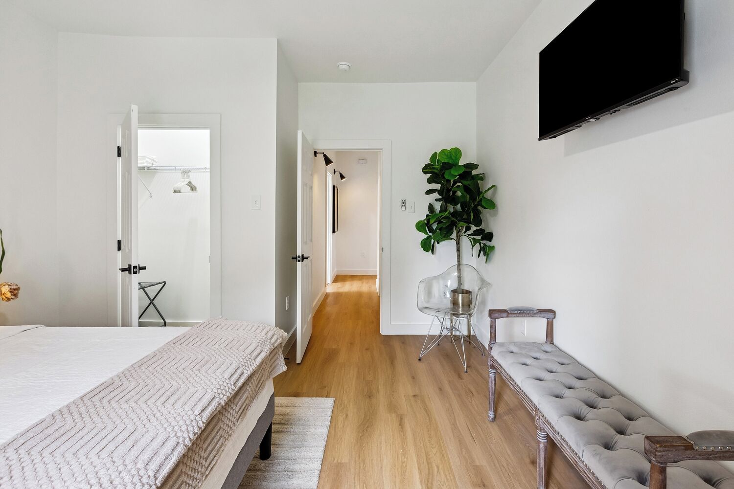3 habitaciones, escritorio, tabla de planchar con plancha y wifi gratis 