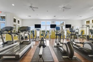 Ein Fitnessstudio mit Laufbändern, Crosstrainern und Gewichtsmaschinen.