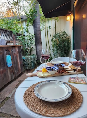 Outdoor dining - Walk-to-wine-country or chill in tranquility & comfort @ Floribunda Gardens (Los Olivos)