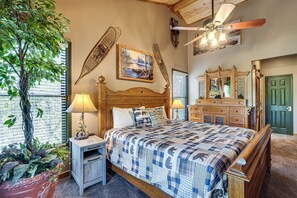 A bedroom with a wooden bed, a nightstand with a lamp, a dresser, a mirror, and a ceiling fan. - 2 King suites, pool table, hot tub, minutes to downtown Gatlinburg & nat'l park (Gatlinburg)