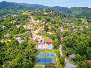 A residential area with houses, a tennis court, and a swimming pool. - 2 King suites, pool table, hot tub, minutes to downtown Gatlinburg & nat'l park (Gatlinburg)