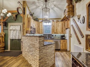 A kitchen with wooden cabinets, a stone island, and a hanging light fixture. - 2 King suites, pool table, hot tub, minutes to downtown Gatlinburg & nat'l park (Gatlinburg)