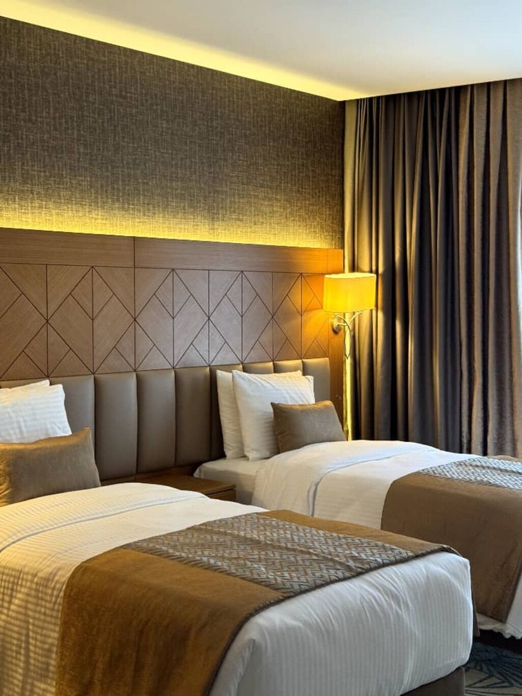 Phòng 2 giường đơn phong cách cổ điển | Két bảo mật tại phòng, bàn, khu vực làm việc phù hợp cho laptop 