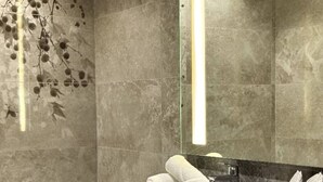 Classic Twin Room | Bathroom | Hair dryer, towels, soap, shampoo - KBF Hotel (Algiers)