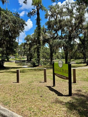 Property grounds - Historic Downtown Ocala Haven~Peaceful~Near WEC~Fenced~Dogs Ok~Sleeps 8 (Ocala)