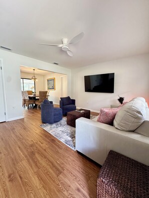 Smart TV - Historic Downtown Ocala Haven~Peaceful~Near WEC~Fenced~Dogs Ok~Sleeps 8 (Ocala)