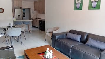 Apartamento, 2 habitaciones, accesible para personas con discapacidad | Sala de estar | Libros