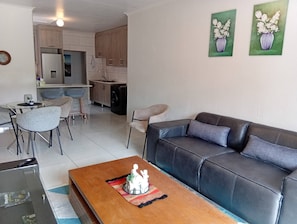 Departamento, 2 habitaciones, con acceso para personas discapacitadas | Sala de estar | Libros