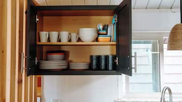 Una cocina con armarios de madera, una encimera y un ventanal.