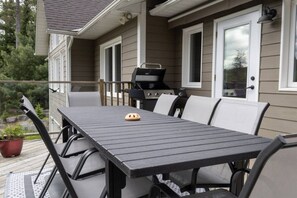 Outdoor dining - Spacious Madawaska River Cottage with Hot Tub, Games Room & Dock (Brudenell, Lyndoch and Raglan)