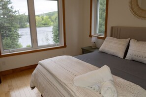 4 bedrooms, iron/ironing board, WiFi, bed sheets - Spacious Madawaska River Cottage with Hot Tub, Games Room & Dock (Brudenell, Lyndoch and Raglan)