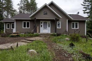 Exterior - Spacious Madawaska River Cottage with Hot Tub, Games Room & Dock (Brudenell, Lyndoch and Raglan)