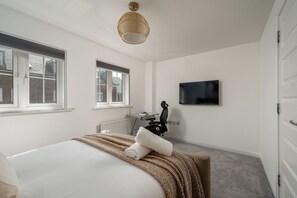 3 bedrooms, desk, iron/ironing board, travel cot - Opulent 3BR Home Near Bluewater I Free parking (Kent)