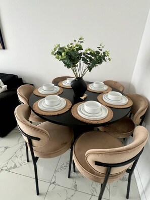 Dining - Opulent 3BR Home Near Bluewater I Free parking (Kent)