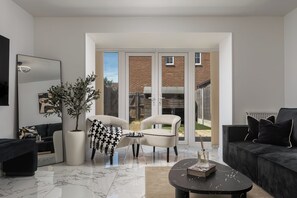 Smart TV, offices - Opulent 3BR Home Near Bluewater I Free parking (Kent)