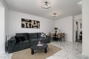 Smart TV, offices - Opulent 3BR Home Near Bluewater I Free parking (Kent)