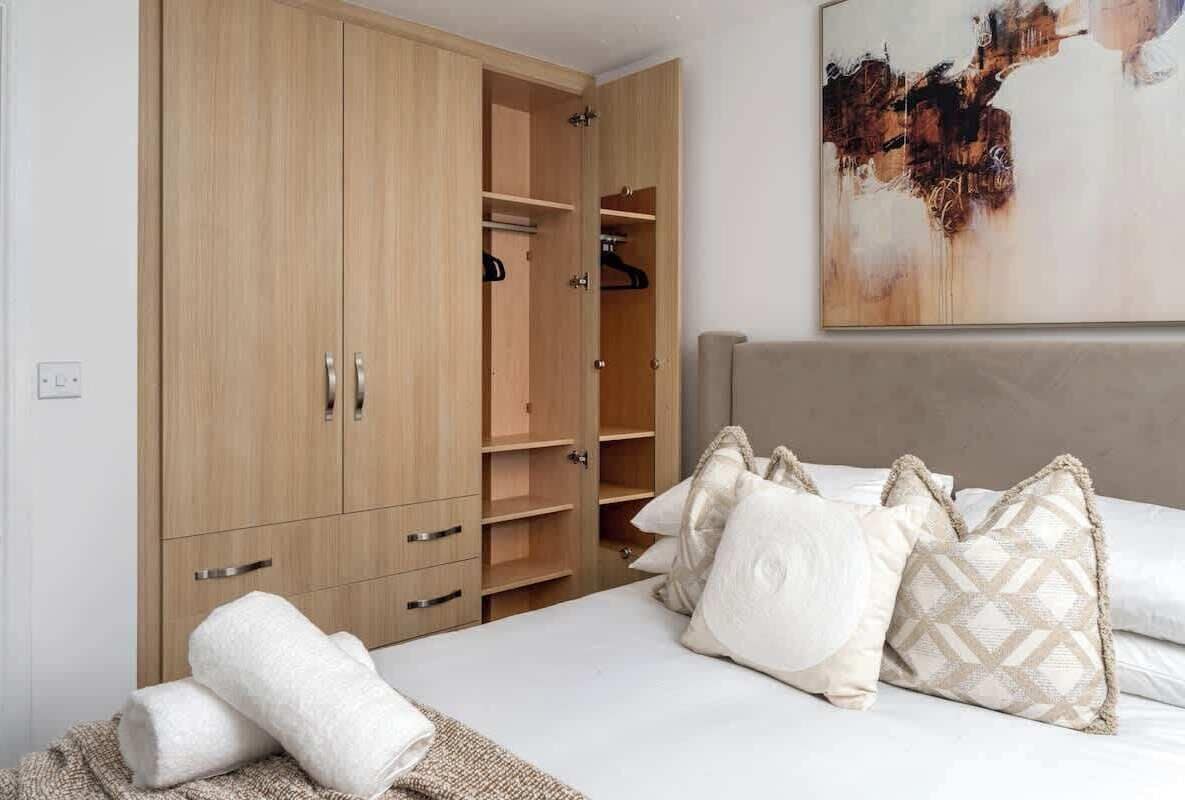 3 bedrooms, desk, iron/ironing board, travel cot