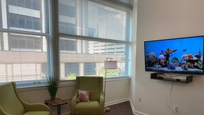 Een televisie en een tafeltennistafel