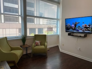 Een televisie en een tafeltennistafel