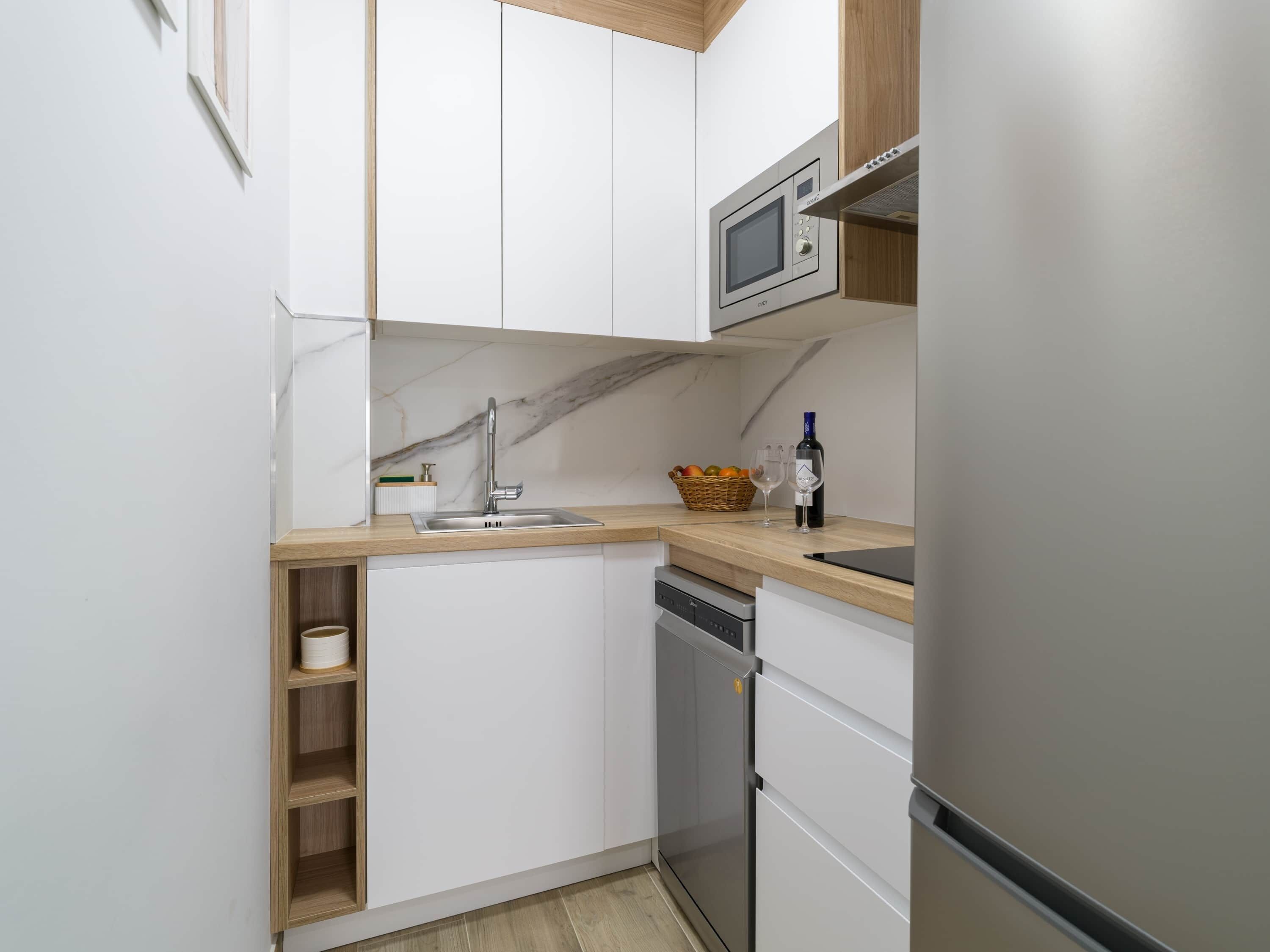 Coffee/tea maker, fridge, microwave, stovetop