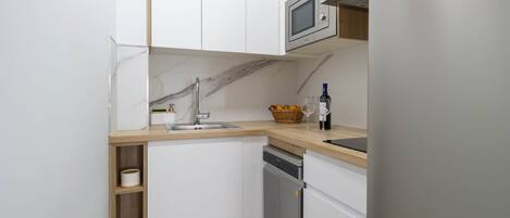 Coffee/tea maker, fridge, microwave, stovetop