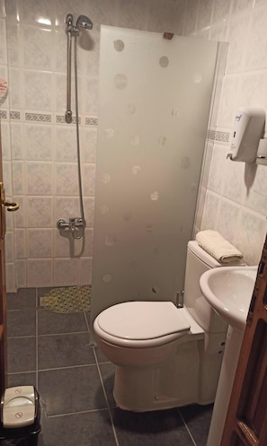 Room, 1 Bedroom, Accessible, Smoking | Bathroom