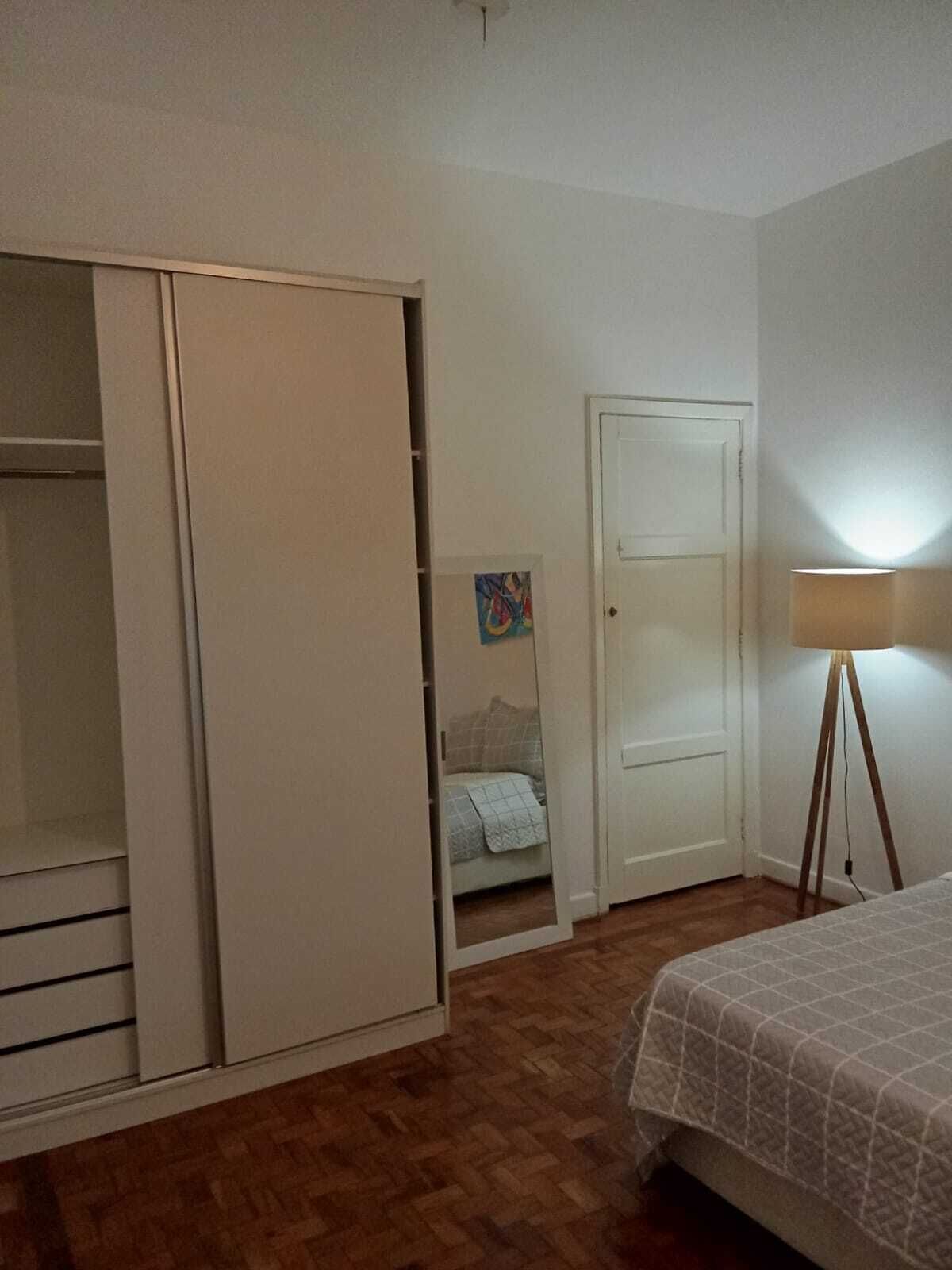 Quarto casal clássico, vista para a cidade | Wi-Fi de cortesia, roupa de cama